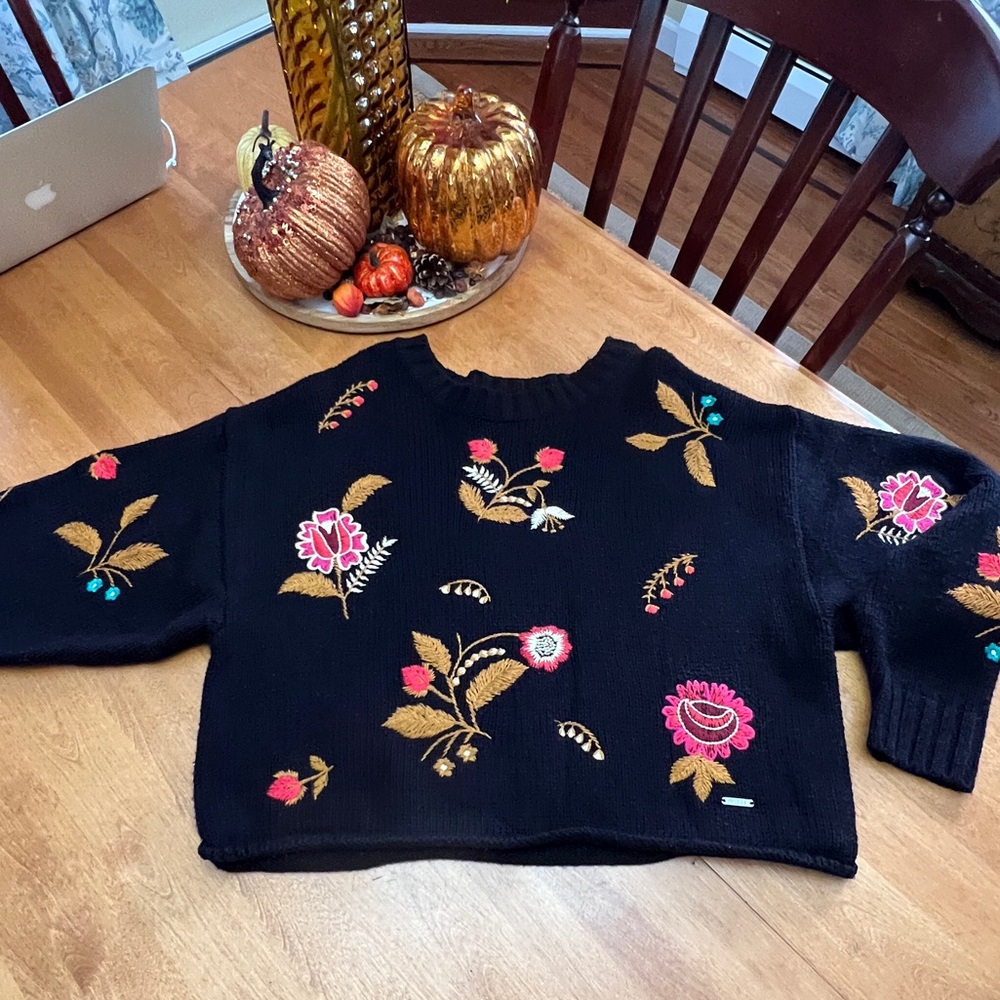 GUESS ~ Vintage Floral Embroidered Black Sweater. - Picture 3 of 6